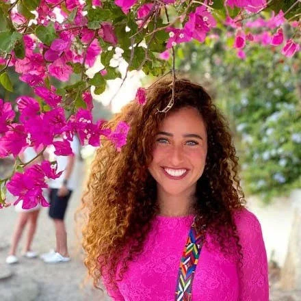 الفنانة التشكيلية غادة والي