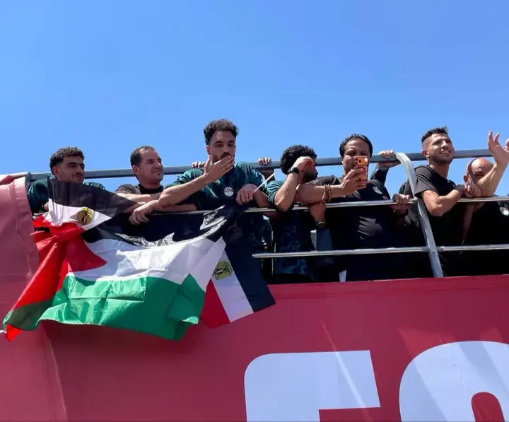 بعثة منتخب مصر ترفع علم فلسطين