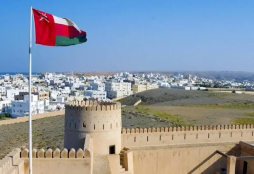 عُمان تعلن تسهيلات دخول لمواطني أكثر من 100 دولة