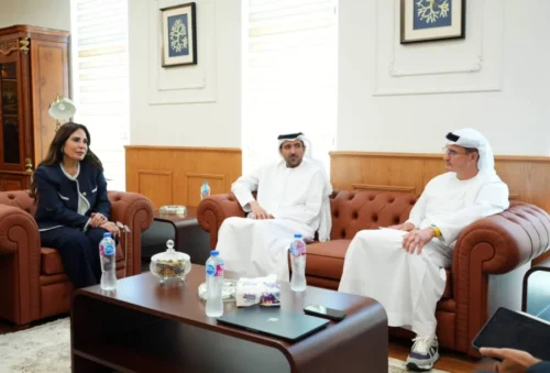 رأس الحكمة 

    وزيرة الإسكان تشدد على سرعة تنفيذ مشروع رأس الحكمة وتذليل أي تحديات

وضم وفد مجموعة «مدن» الإماراتية السيد سليمان السكسك، المدير التنفيذي لمشروع رأس الحكمة، والمستشار سيف الدين علي، المستشار الاستراتيجي لمجموعة «مدن القابضة»، والسيد أحمد خميس، الرئيس التنفيذي للعمليات في شركة «ريد رأس الحكمة».

وأكدت المهندسة راندة المنشاوي أن مشروع رأس الحكمة يمثل نموذجًا مهمًا للتعاون التنموي والاستثماري المصري الإماراتي، ويعكس قوة العلاقات بين البلدين، مشيرة إلى حرص الوزارة على توفير جميع أوجه الدعم والتنسيق اللازمين للمشروع، بما يسهم في تهيئة البيئة المناسبة أمام الاستثمارات، ودفع معدلات العمل بالمشروع، وتعظيم الاستفادة من الإمكانات والمقومات الكبيرة التي يتمتع بها موقع رأس الحكمة.

وخلال اللقاء، تم استعراض الموقف التنفيذي للمشروع، ومعدلات تقدم الأعمال بمختلف مكوناته، إلى جانب مناقشة مستجدات العمل خلال الفترة الحالية وخطط التنفيذ خلال المرحلة المقبلة، بما يضمن دفع معدلات الإنجاز وفقًا للبرامج الزمنية المستهدفة.

وأكدت المهندسة راندة المنشاوي أهمية المتابعة المستمرة لمعدلات تنفيذ مشروع رأس الحكمة، والتنسيق الكامل بين مختلف الجهات المعنية وشركة «مدن»، مع العمل على تذليل أي تحديات قد تواجه سير العمل، بما يسهم في الإسراع بتنفيذ المشروع وتحقيق مستهدفاته.

ومن جانبهم، استعرض ممثلو مجموعة «مدن» آخر مستجدات الأعمال بالمشروع، مؤكدين استمرار العمل وفق الخطط والبرامج الموضوعة، والتنسيق المستمر مع الجهات المصرية المعنية لدفع معدلات التنفيذ.

وفي ختام اللقاء، شددت الوزيرة على ضرورة استمرار التنسيق مع الشركة، وسرعة التعامل مع أي مستجدات تتعلق بأعمال التنفيذ والبنية الأساسية، بما يدعم انتظام العمل بالمشروع وفق المخطط المستهدف.