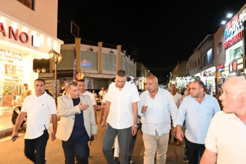 محافظ جنوب سيناء يتابع الحركة بالسوق القديم